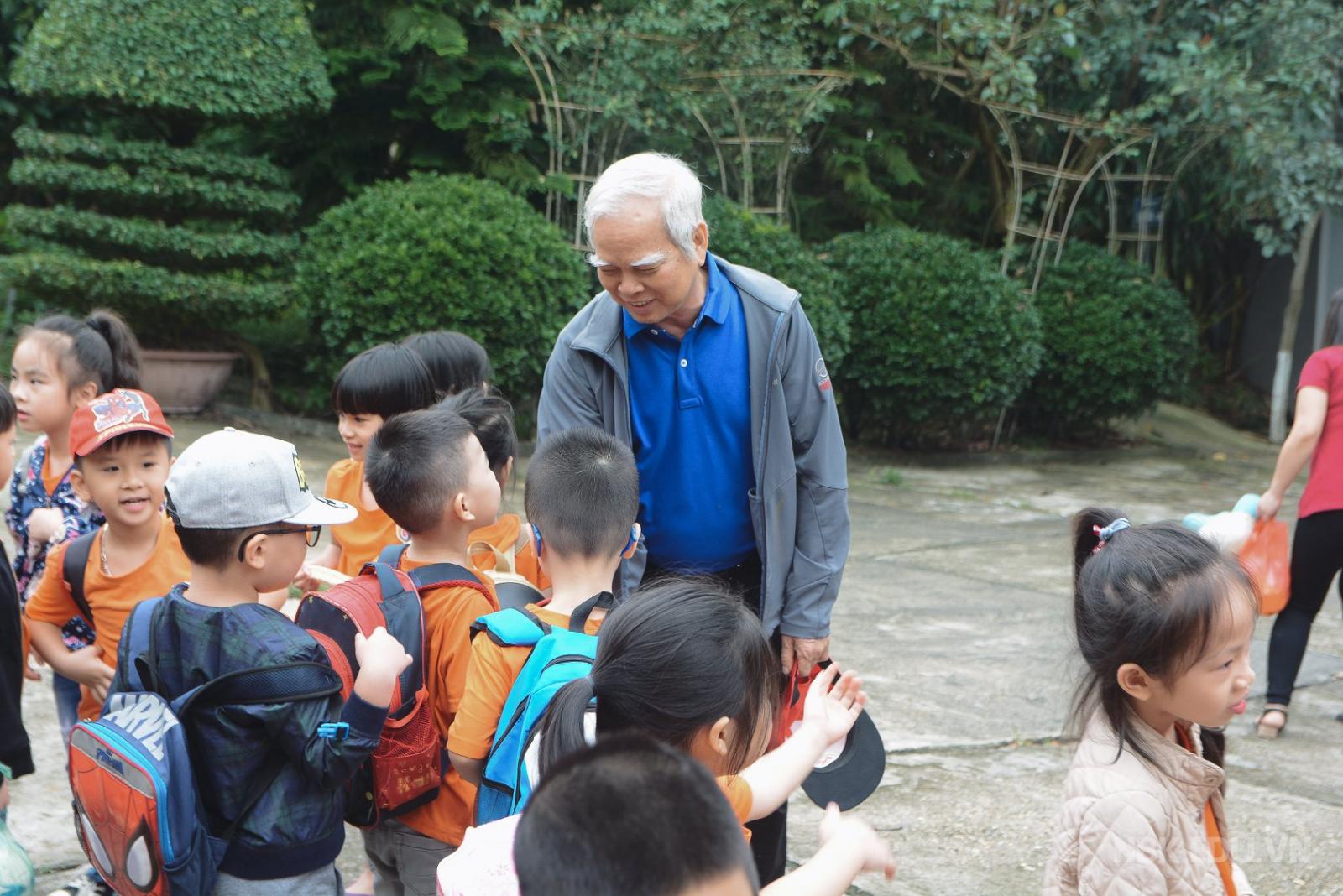 Thầy Hòa tham gia cùng các con trong chương trình Trải nghiệm lớp 1