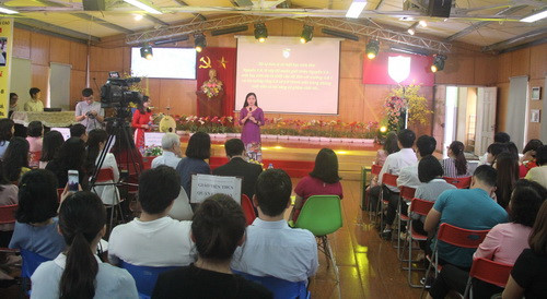 Cô giáo Đào Thị Ninh chia sẻ câu chuyện bản tổng kết của học sinh V.A tại Hội nghị chuyên đề 