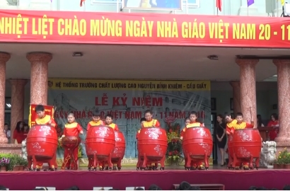 Traditional festival drum by Nguyen Binh Khiem' students