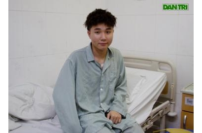 [DANTRI.COM.VN] Hà Nội: Nam sinh 17 tuổi dũng cảm bắt cướp giúp bạn bị đâm rách phổi