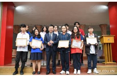 Khen thưởng học sinh đạt giải thi học sinh giỏi cụm Thanh Xuân - Cầu Giấy