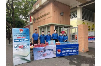 Học sinh trường Nguyễn Bỉnh Khiêm - Cầu Giấy tham gia hoạt động tiếp sức mùa thi kì thi vào lớp 10 THPT tại trường THCS Nghĩa Tân