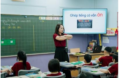 [TIỂU HỌC] TẬP THỂ GIÁO VIÊN VÀ HỌC SINH KHỐI 1 TƯNG BỪNG KHÔNG KHÍ HỘI GIẢNG